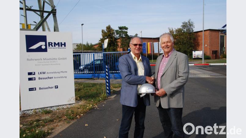 Betriebsratsvorsitzender Karl-Heinz König (links) überreichte MdL Reinhold Strobl am Rohrwerk-Haupttor symbolisch einen Helm. Bild: Andreas Royer