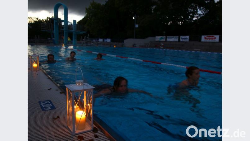 Zum Schluss gab es wieder das Candle-Light-Schwimmen im Hocko. Die außergewöhnliche Freibad-Saison 2018 ist stürmisch zu Ende gegangen. Bild: Wolfgang Steinbacher