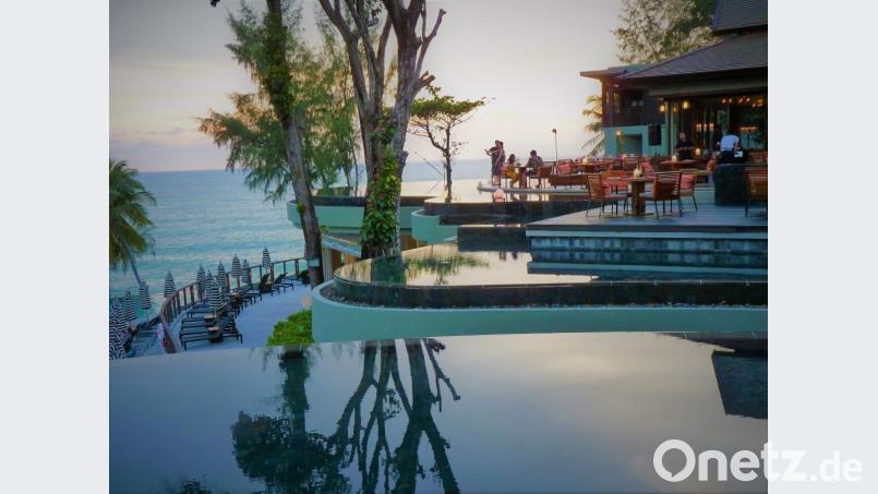 Sonnenuntergang auf der Hotelterrasse oberhalb von Phuket. So schön, dass es fast schon wieder kitschig ist. Bild: bz