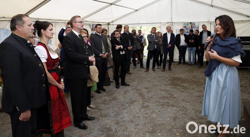 Im extra aufgebauten Zelt stellte Ministerin Michaela Kaniber die Pläne der Landwirtschaftspolitik der Staatsregierung vor. Bild: Hösamer