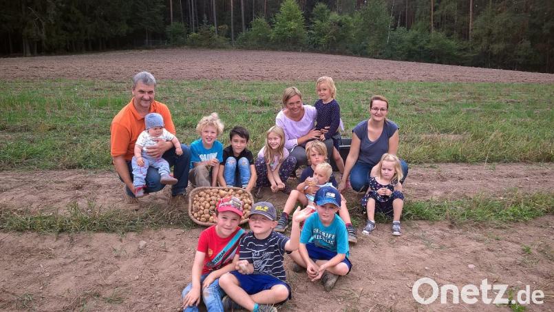 Vergnügen auf dem Kartoffelfeld für die Jüngsten der Kolpingsfamilie Neunkirchen. Bild: R. Kreuzer