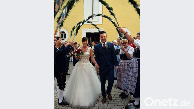 Nach dem Jawort durchschreiten Karina Grembler und Sebastian Lederer ein langes Vereinsspalier vor der Georgskirche. Bild: wku