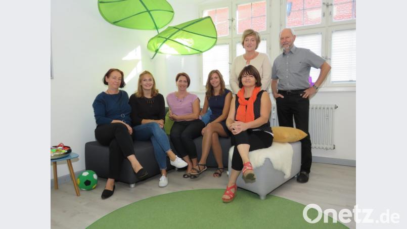 Festtagsstimmung in der Erziehungsberatungsstelle: Psychologin Christine Fleischmann (Außenstelle Kemnath), Praktikantin Sophia Gleixner, Pädagogin Susanne Piller, Psychologin Isabella Roth, Teamassistentin Martina Kirsch (von links) sowie Psychologe Wolfgang Sill und Leiterin Marion Neumann (hinten) feiern gemeinsam ein rundes Jubiläum und das neue Spielzimmer. Bild: ubb