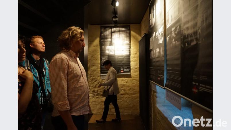 Besucher der Ausstellungseröffnung beim Rundgang. Bild: eib