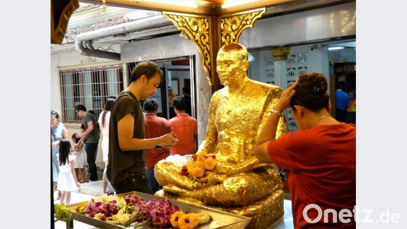 Es ist tatsächlich alles Gold, was glänzt. Gläubige legen ihrem Verehrten Blattgold auf. Bild: bz