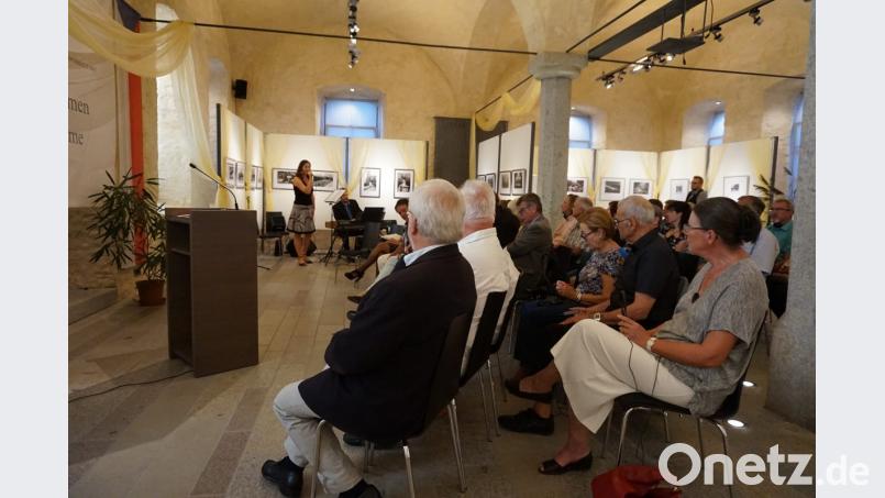 Das Duo "Jazz Velvet" (im Hintergrund) setzt bei der Ausstellungseröffnung musikalische Akzente Bild: eib