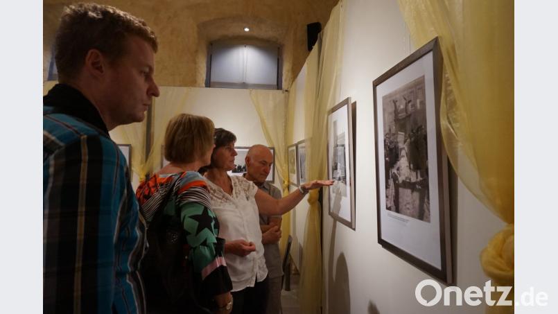 Besucher der Ausstellungseröffnung beim Rundgang. Bild: eib