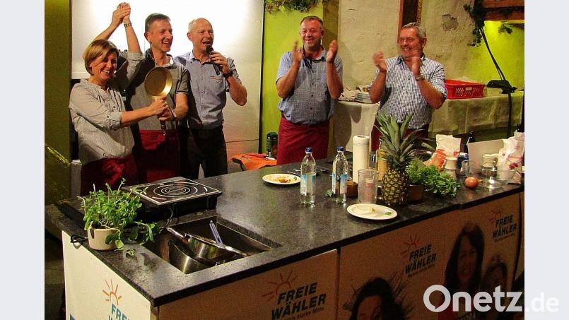 Die goldene Bratpfanne (von links) gewinnen Landtagskandidatin Doris Lehnerer und Albert Geitner. Ihnen applaudieren Moderator Christoph Kasseckert und das Team Faschingsprinzen, bestehend aus Daniel Schuster und Bürgermeister Joachim Neuß. Bild: sck