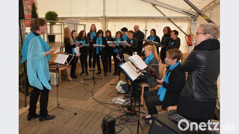 Der Chor „Grenzenlos“ unter der Leitung von Katrin Weiß (links) umrahmt den Festgottesdienst musikalisch. Bild: jr