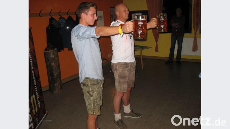 Jonas Kraus und Thomas Breundl versuchen sich im Maßkrug-Stemmen. Bild: exb