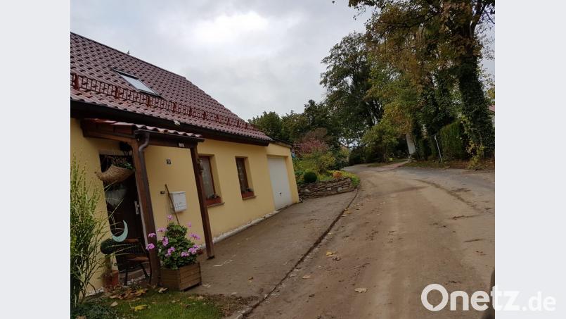 Die Ortsdurchfahrt ist am Morgen bereits grob von den Schlammmassen befreit. Bild: exb