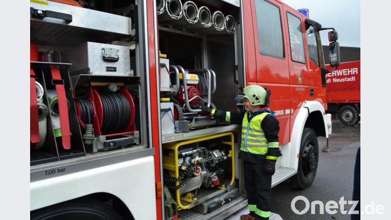 Franz Leopold testet schon mal die Gerätschaften der Neustädter Wehr. Ab Samstag kann er dann ein Auto für seine Größe bedienen. Bild: dse