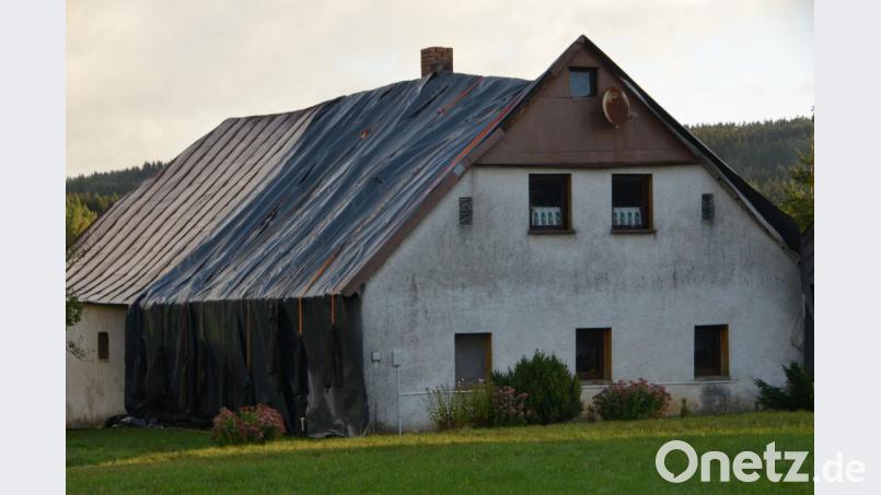 Im Waidhauser Ortsteil Grafenau fegte der Sturm über ein landwirtschaftliches Anwesen hinweg und deckte das Blechdach des Hauses ab. Bild: dob