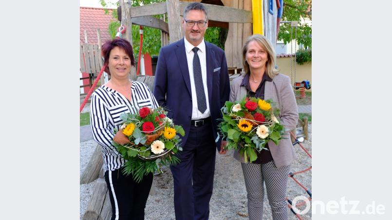 Bürgermeister Hans Prechtl begrüßte die „Neuen“: Leiterin Sonja Reitinger (rechts) und Erzieherin Nicole Münch-Buron,(links). Prechtl überreichte Blumen und wünschte den beiden Frauen viel Freude bei ihrer pädagogischen Aufgabe im gemeindlichen Kindergarten St. Christophorus in Stulln. Bild: ohr