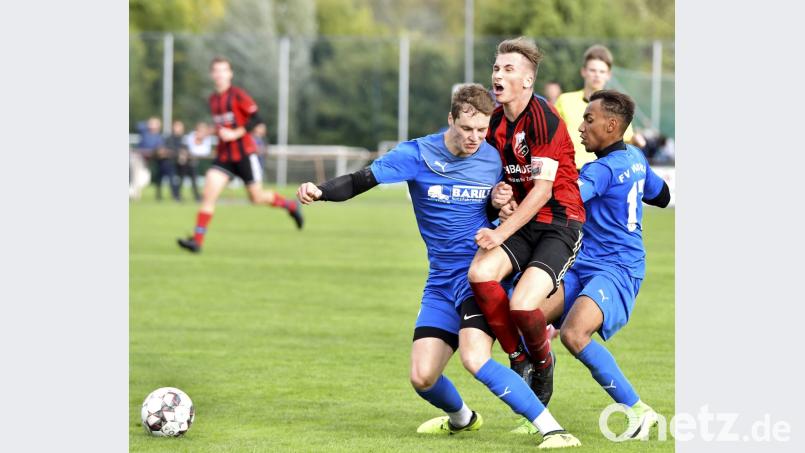 Der Vilsecker Innenverteidiger Kevin Kammerl (links) und Mittelfeldspieler Damion Perrin (rechts) nehmen den Doppeltorschützen des SC Luhe-Wildenau, Kapitän Nico Argauer, in die Zange. Bild: Hubert Ziegler