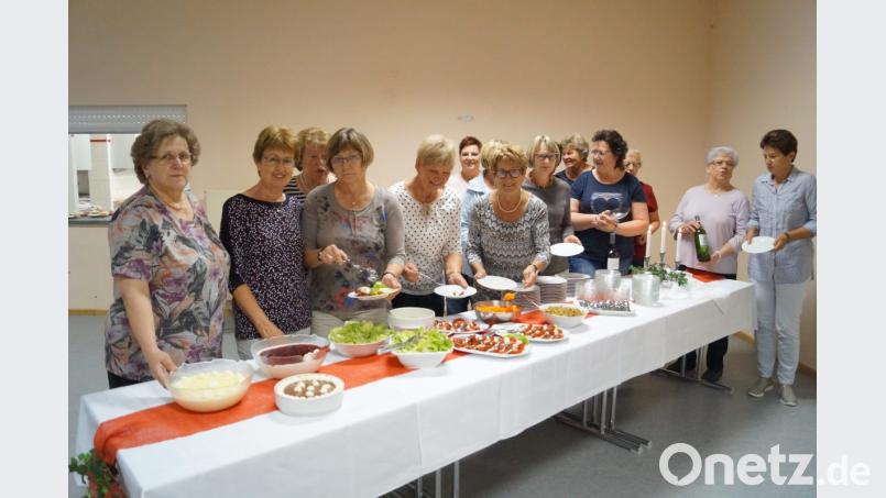 Spezialitäten aus „Bella Italia“ präsentieren die Frauen beim „italienischen Abend“ im Pfarrsaal. Bild: du