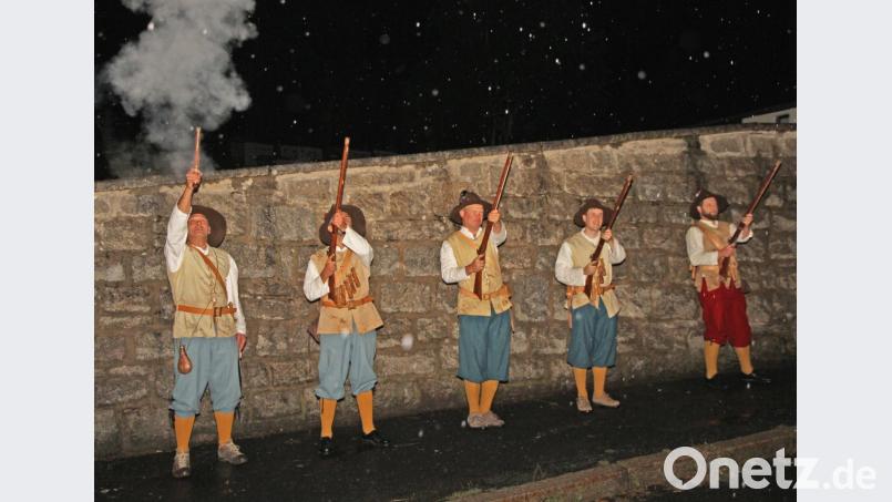 Pulverdampf steigt in den Nachthimmel. Mit Salutschüssen gratuliert die Flossenbürger Burgwehr der Feuerwehr aus dem Nachbarort Floß zum 150. Gründungsjubiläum. Bild: nm