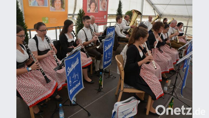 Die Mitterteicher Stadtkapelle spielt am Nachmittag im Festzelt auf. Bild: jr