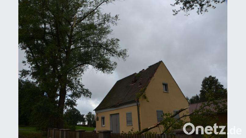 Am Wasserhäusl in der Pleysteiner Straße entstand ebenfalls Sachschaden durch umherfliegende Äste. Das Dach wurde eingeschlagen. Bild: dob