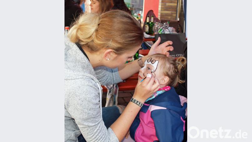 Fürs Kinderschminken waren die Kirwamoidln zuständig. Bild: sön