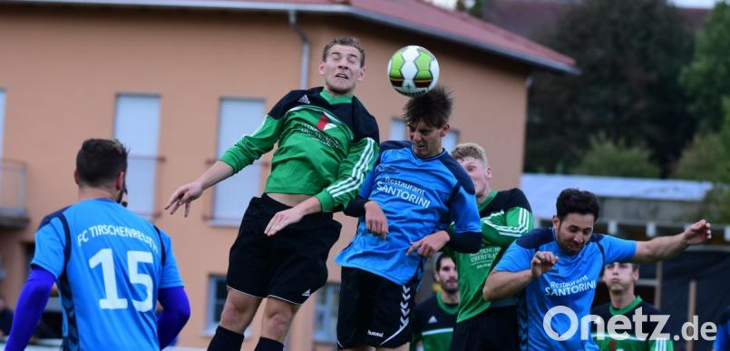 Der FC Tirschenreuth unterlag am Sonntag dem VfR Katschenreuth mit 1:2. Das Bild zeigt Elias Schornbaum (blaues Trikot) im Kopfballduell mit dem zweifachen Torschützen Moritz Amon. Bild: Schrems