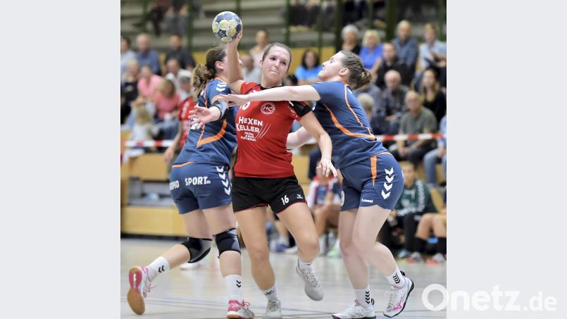 Linksaußen Stefanie Häckl vom HC Sulzbach (Mitte) erzielte sechs Treffer. Hier wird sie von den Obertraublingerinnen Susanne Adam (links) und Lisa Marie Gold vor dem Gästekreis am Torwurf gestört. Bild: Ziegler