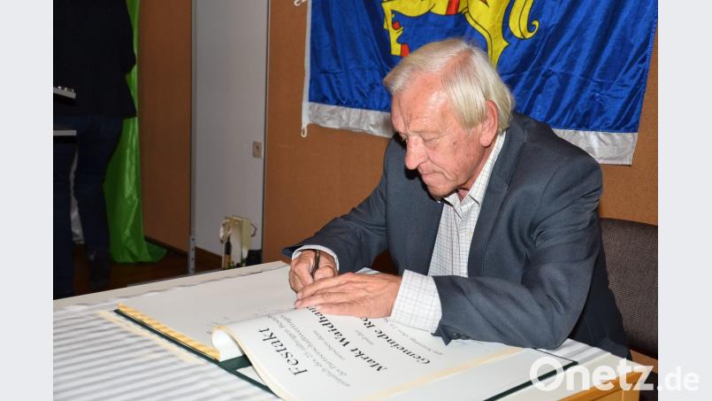 Der ehemalige Rozvadover Bürgermeister Jindrich Cerveny unterschreibt den Eintrag im &quot;Goldenen Buch&quot; der Marktgemeinde. Er gilt als Wegbereiter der Partnerschaft. Bild: fjo