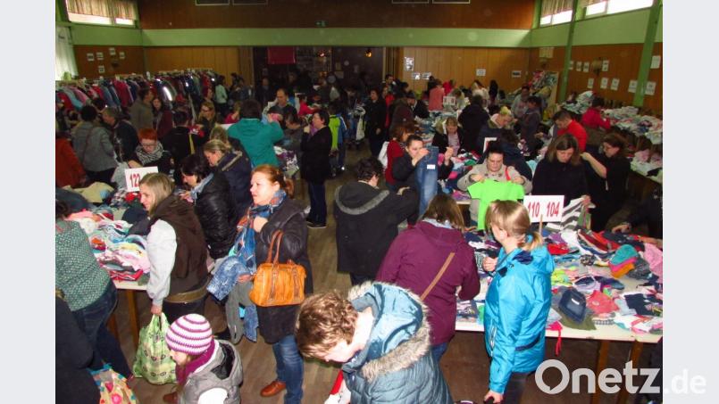 Der Ansturm ist riesig: Die Besucher wühlen an den Tischen im Naabtalhaus. Bild: hme