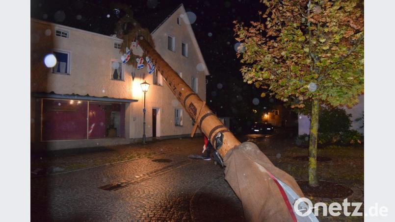 Da liegt er nun, der Schmidmühlener Kirwabaum. Sturm Fabienne hat ihn am Sonntagabend umgedrückt. Bild: bö