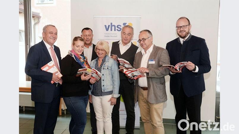 &quot;Hut ab&quot; vor dem breit gefächerten VHS-Programm, lobt Oberbürgermeister Kurt Seggewiß (links). &quot;Das hat Hand und Fuß&quot;, fügt Landrat Andreas Meier (rechts) hinzu. Ihr Kompliment gilt den VHS-Machern (von links) Stefanie Freitag, Geschäftsführer Stefan Frischholz, Angelika Meindl, Leonhard Dietrich und Harald Krämer. Bild: Schönberger