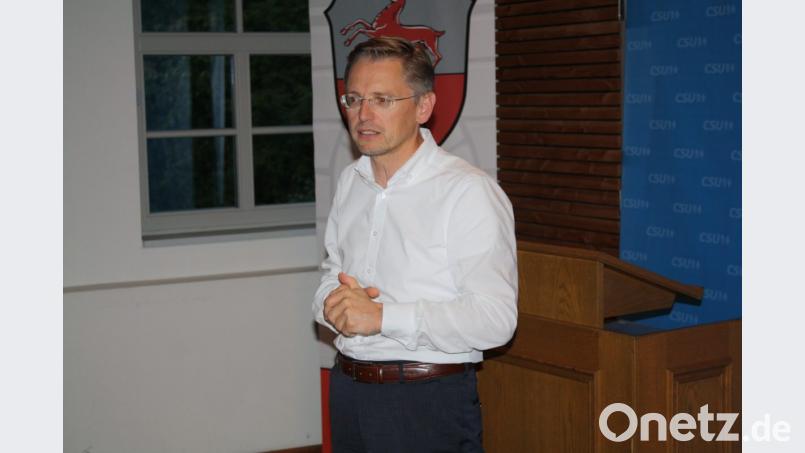 „Ich wünschte mir oft, dass wir etwas stolzer auf uns und unsere Heimatregion wären.“
Landtagsabgeordneter Tobias Reiß beim CSU-Bürgergespräch in Trabitz Bild: bjp