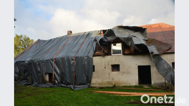 Im Waidhauser Ortsteil Grafenau fegte der Sturm über ein landwirtschaftliches Anwesen hinweg und deckte das Blechdach des Hauses ab. Bild: dob