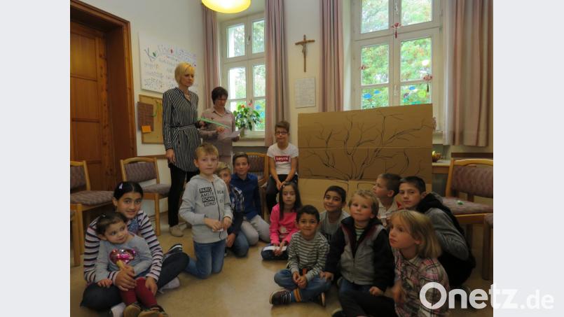 Aufmerksam hörten die Kinder zu, als ihnen Gabi Ott und Anja Dittmann (hinten von links) den Ablauf eines Gottesdienstes erklärten.. Bild: ubb