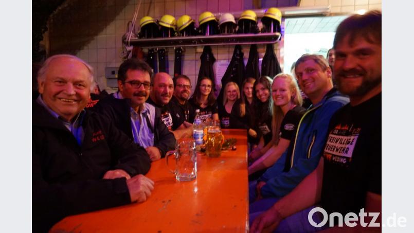Beim Herbstfest der Feuerwehr gesellten sich auch die Festdamen an den Tisch der Ehrengäste, an dem unter anderem (von links) Altbürgermeister Hans Wirnshofer, Bürgermeister Manfred Dirscherl, FFW-Vorsitzender Alfred Ferstl (Vierter von links) sowie Kreisbrandmeister Christian Weinfurtner (Zweiter von rechts) Platz genommen haben Bild: eib