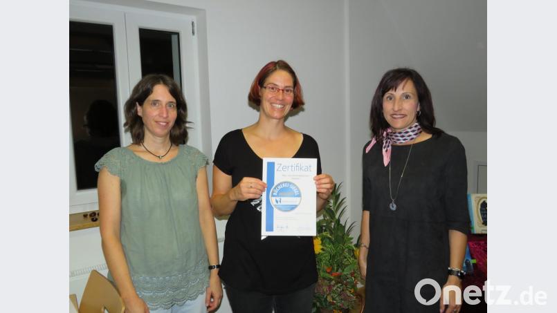 Sichtlich stolz präsentieren Ruth Reichl, Doris Neumann und Bürgermeisterin Tanja Schiffmann (von links) die Urkunde, mit der die Bücherei ausgezeichnet wurde. Bild: adj