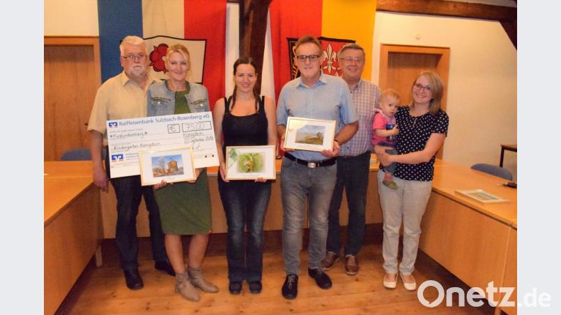 Siegerehrung des Fotowettbewerbs für Königstein und Hirschbach (von links): Bürgermeister Hans Durst, Kerstin Höller vom Kindergarten Königstein (in Vertretung der zweiten Preisträgerin Claudia Nos), die Siegerin Bettina Rüppel, der Drittplatzierte Horst Meidenbauer, Bürgermeister Hans Koch und Jurymitglied Julia Pickel. Bild: wku