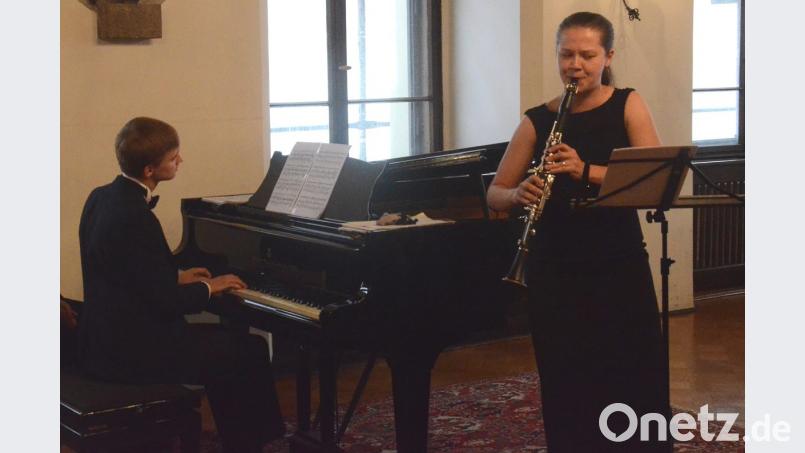 Das Weber-Duo spielt im Alten Rathaus in Weiden. Die beiden Moskauer Ruzalia Kasimova (Klarinette) und Igor Androsov (Klavier) überzeugen. Bild: Kunz