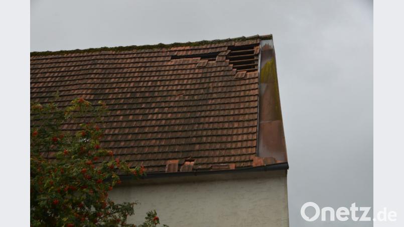 Am Fluderweg deckte der Sturm einen Teil des Scheunendachs ab. Bild: dob