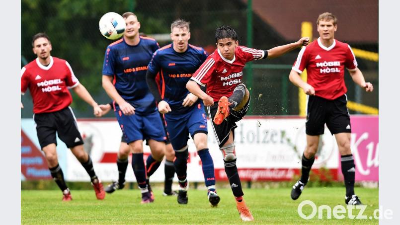 Christian Greiner vom SV Störnstein zieht im Spiel gegen den ASV Neustadt/WN ab. Bild: Büttner, Gerhard