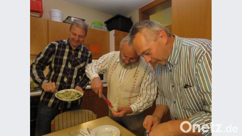 Für das sogenannte Agapemahl (Gemeinschaftsmahl) in der Erlöserkirche griffen auch die Männer zum Kochlöffel. Bild: ubb