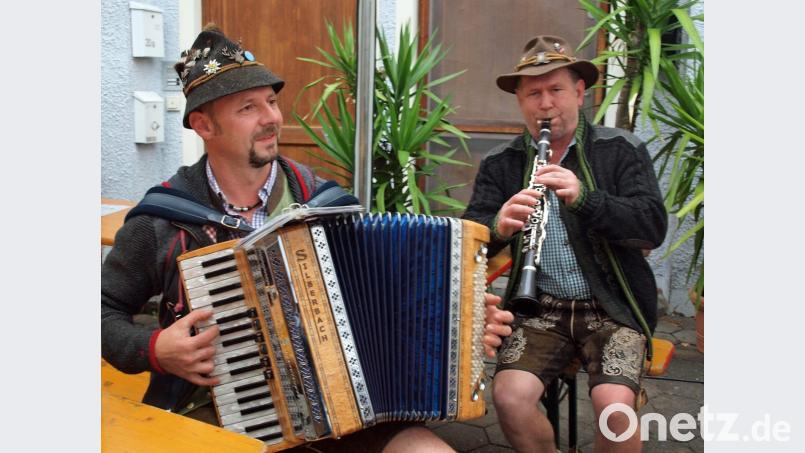 Man glaubt es kaum: Der Paa Fonse und der Wagner Bose (von rechts) können auch im Sitzen musizieren. Bild: sön