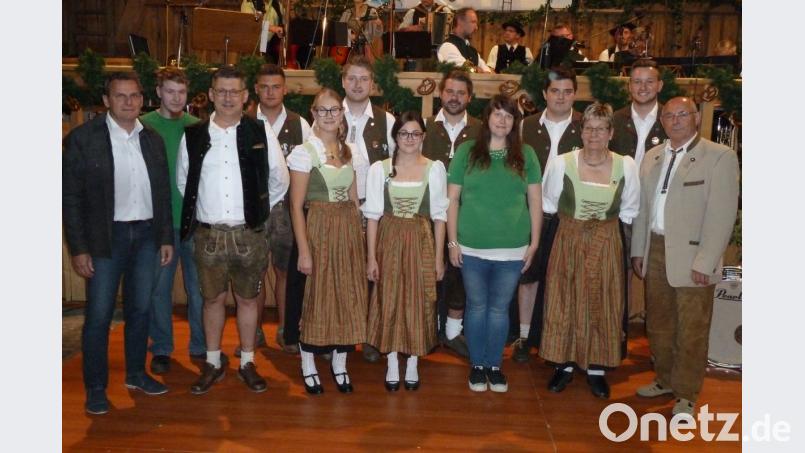 Acht Musikanten erhielten eine Ehrung des Nordbayerischen Musikbundes für 10 und 15 Jahre aktives Musizieren. NBMB-Kreisvorsitzender Joseph Ferstl (von rechts) gratulierte zusammen mit Vorsitzender Inge Sippl sowie Bürgermeister Norbert Eckl (von links) und musikalischen Leiter Stefan Karl. Bild: Portner
