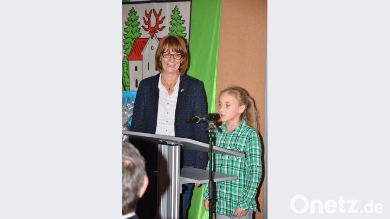 Sabine Balk erfreut mit ihrem Gedicht auf tschechisch nicht nur Bürgermeisterin Margit Kirzinger. Bild: fjo