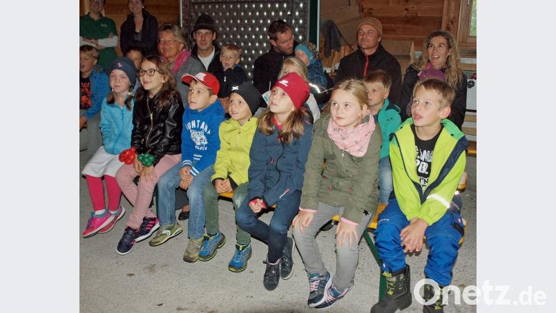 Lautstark unterstützen die Kinder Kasperl und Seppl gegen den bösen Hotzenplotz. Räuber Bild: sön