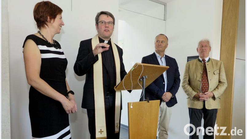 Pfarrer Christoph Melzl segnete die Räume des Musterhauses im Beisein von Michaela und Siegfried Dettmann und Anton Steininger (von links). Bild: Hirsch