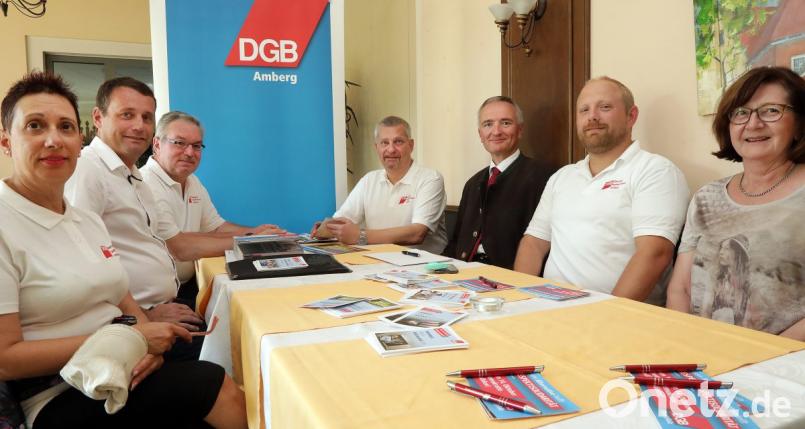 SPD-Landtagskandidat Uwe Bergmann (Zweiter von links) im Gespräch mit CSU-Landtagsabgeordnetem Harald Schwartz (Dritter von rechts). Das Themen-Duell moderieren Bernhard Wallner (Dritter von links) und Peter Hofmann (Mitte) vom Deutschen Gewerkschaftsbund. Bild: Wolfgang Steinbacher