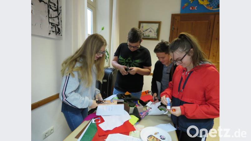 In der Kreativ-Gruppe machte sich die Jugend eifrig ans Werk. Bild: ubb