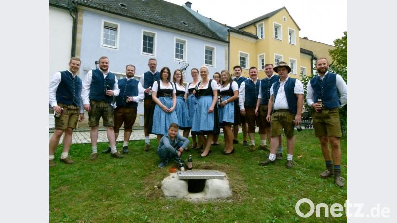 Erfolgserlebnis für Lukas: Mit wenigen Handgriffen beendete er die 361-tägige Ruhe der Eschenbacher Kirchweih Bild: rn