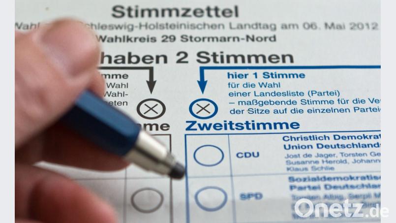 Ein Wähler füllt seinen Wahlschein zur Landtagswahl in Schleswig-Holsteinn 2012 aus. Bild:  Markus Scholz/dpa