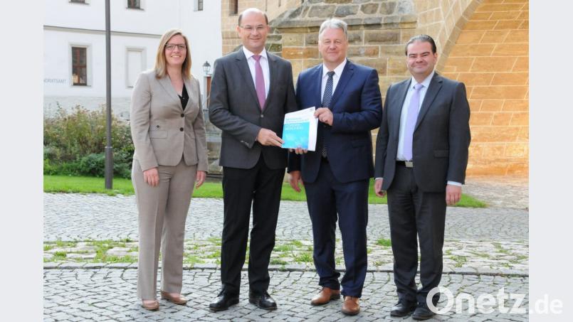 Regionalmanagerin Maria Schmalzl freut sich über den Geldregen von Finanz- und Heimatminister Albert Füracker (Zweiter von links). Landrat Richard Reisinger und Wirtschaftsförderer Harald Herrle (rechts) sehen die Region damit gut gerüstet. Bild: Christine Hollederer